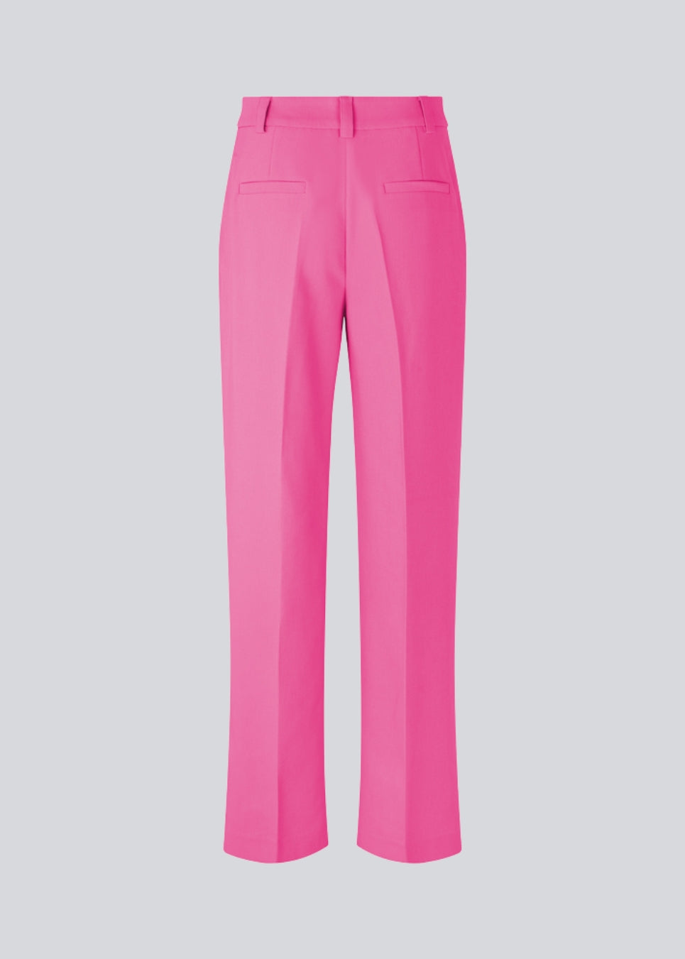 Gale pants i pink har et klassisk design. Buksen har lige, vide ben med pressefolder som skaber et elegant udtryk. Indersøm (S/36): 83 cm Bukserne forlænges med 0,5 cm for hver størrelse. Bukserne er store i størrelsen. Vi anbefaler at gå en størrelse ned.