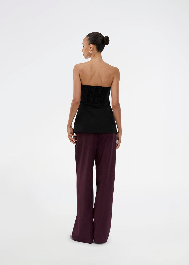 Gale pants har et klassisk design. Buksen har lige, vide ben med pressefolder som skaber et elegant udtryk. Modellen er 175 cm og har en størrelse S/36 på. Indersøm (S/36): 83 cm Bukserne forlænges med 0,5 cm for hver størrelse.