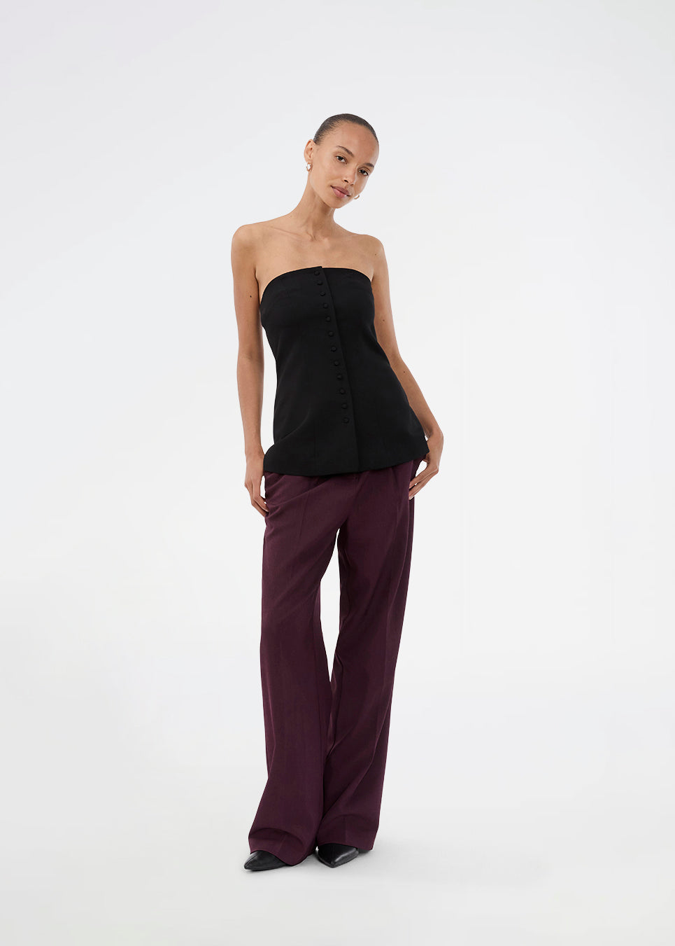 Gale pants har et klassisk design. Buksen har lige, vide ben med pressefolder som skaber et elegant udtryk. Modellen er 175 cm og har en størrelse S/36 på. Indersøm (S/36): 83 cm Bukserne forlænges med 0,5 cm for hver størrelse.