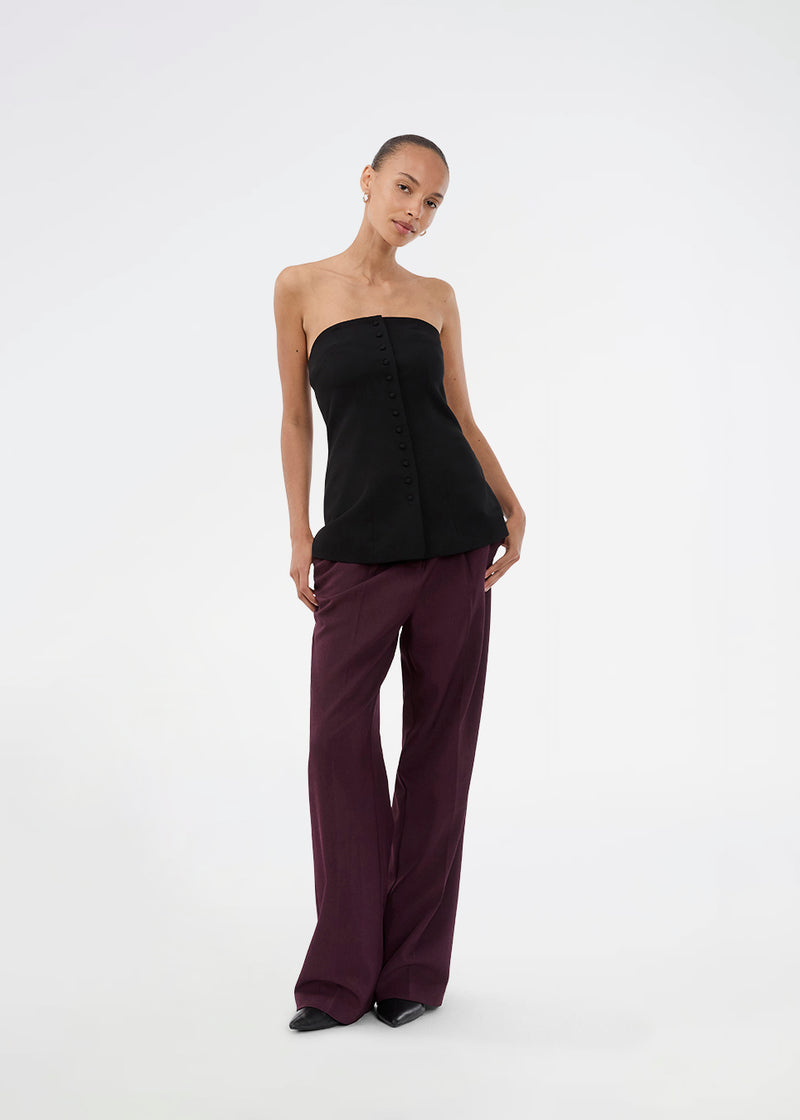Gale pants har et klassisk design. Buksen har lige, vide ben med pressefolder som skaber et elegant udtryk. Modellen er 175 cm og har en størrelse S/36 på. Indersøm (S/36): 83 cm Bukserne forlænges med 0,5 cm for hver størrelse.