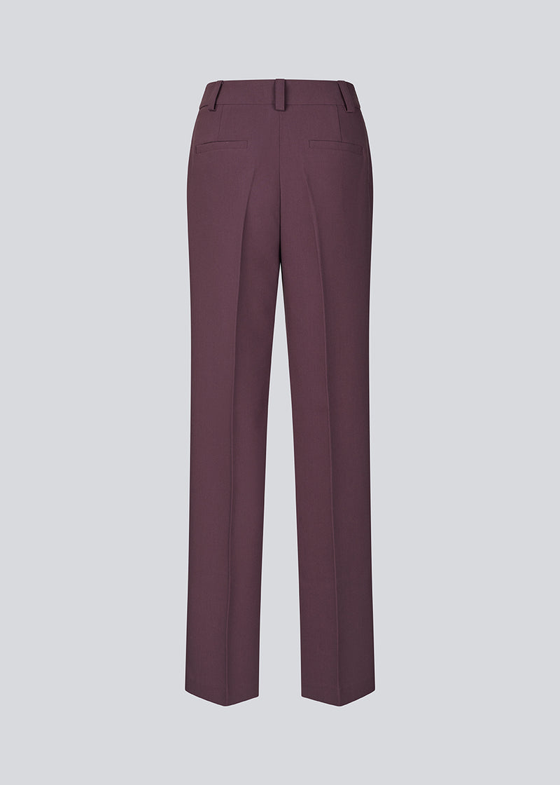 Gale pants har et klassisk design. Buksen har lige, vide ben med pressefolder som skaber et elegant udtryk. Modellen er 175 cm og har en størrelse S/36 på. Indersøm (S/36): 83 cm Bukserne forlænges med 0,5 cm for hver størrelse.