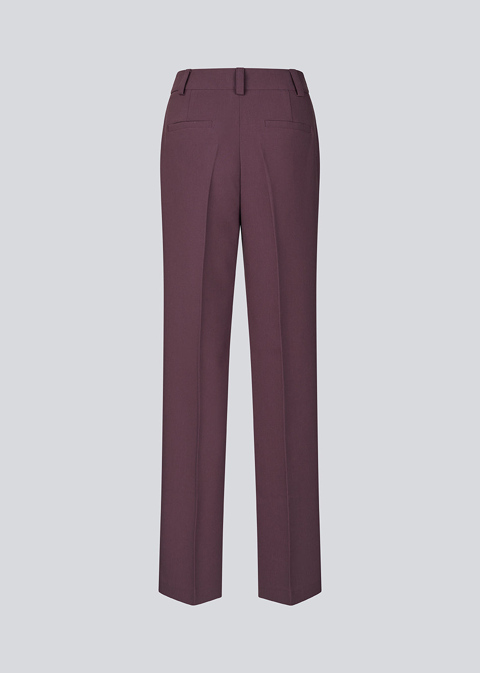 Gale pants har et klassisk design. Buksen har lige, vide ben med pressefolder som skaber et elegant udtryk. Modellen er 175 cm og har en størrelse S/36 på. Indersøm (S/36): 83 cm Bukserne forlænges med 0,5 cm for hver størrelse.