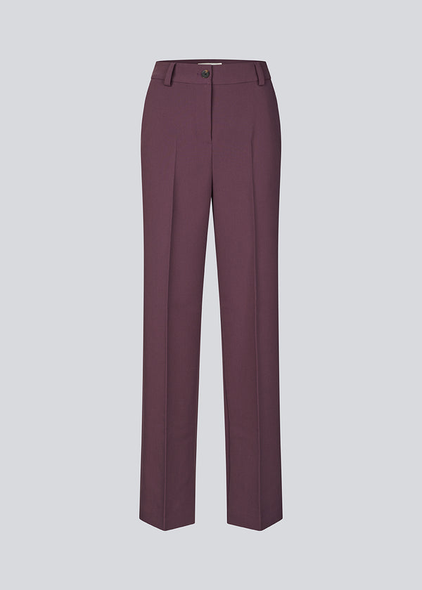 Gale pants har et klassisk design. Buksen har lige, vide ben med pressefolder som skaber et elegant udtryk. Modellen er 175 cm og har en størrelse S/36 på. Indersøm (S/36): 83 cm Bukserne forlænges med 0,5 cm for hver størrelse.