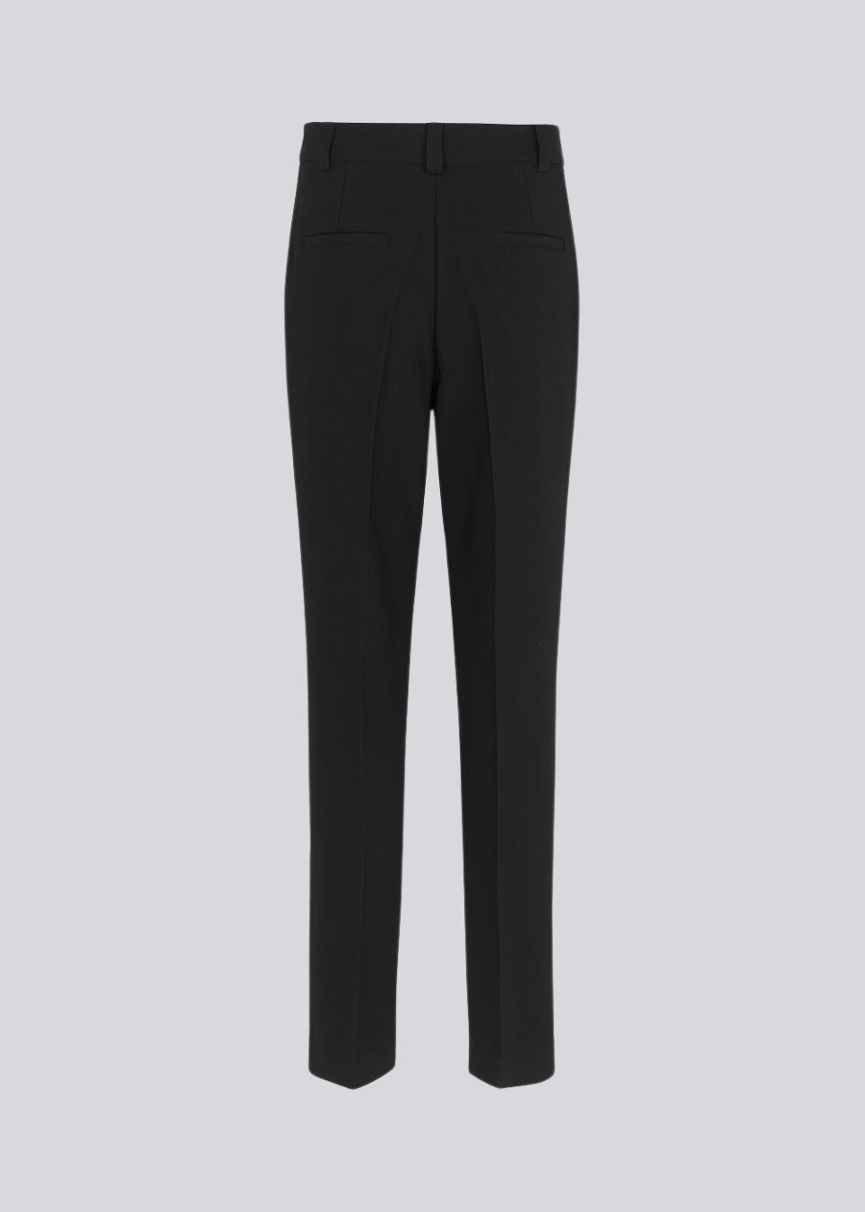 Gale straight pants i sort er en herreinspireret buks med lige, smalle ben. Buksens design holdes klassisk med pressefolder og en mellemhøj talje. Modellen er 173 cm og har en størrelse S/36 på Indersøm (S/36): 82 cm Bukserne forlænges med 0,5 cm for hver størrelse.