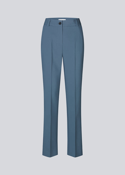Gale straight pants i mørkeblå er en herreinspireret buks med lige, smalle ben. Buksens design holdes klassisk med pressefolder og en mellemhøj talje. Indersøm (S/36): 82 cm Bukserne forlænges med 0,5 cm for hver størrelse.
