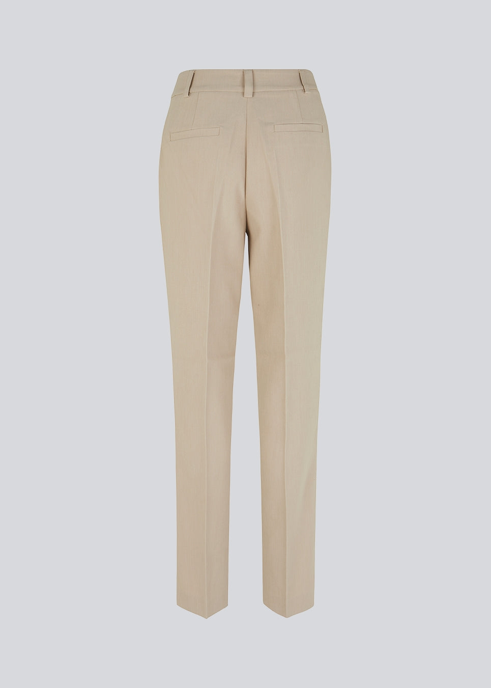 Gale straight pants i farven Powder Sand er en herreinspireret buks med lige, smalle ben. Buksens design holdes klassisk med pressefolder og en mellemhøj talje. Modellen er 173 cm og har en størrelse S/36 på Indersøm (S/36): 82 cm Bukserne forlænges med 0,5 cm for hver størrelse. 