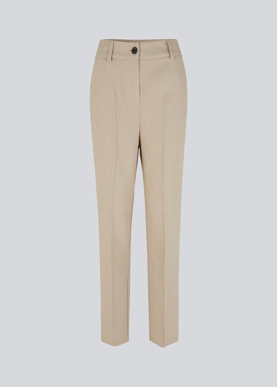 Gale straight pants i farven Powder Sand er en herreinspireret buks med lige, smalle ben. Buksens design holdes klassisk med pressefolder og en mellemhøj talje. Modellen er 173 cm og har en størrelse S/36 på Indersøm (S/36): 82 cm Bukserne forlænges med 0,5 cm for hver størrelse. 