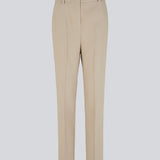 Gale straight pants i farven Powder Sand er en herreinspireret buks med lige, smalle ben. Buksens design holdes klassisk med pressefolder og en mellemhøj talje. Modellen er 173 cm og har en størrelse S/36 på Indersøm (S/36): 82 cm Bukserne forlænges med 0,5 cm for hver størrelse. 