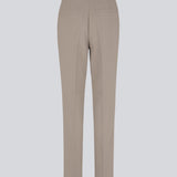 Gale straight pants i farven Satelite er en herreinspireret buks med lige, smalle ben. Buksens design holdes klassisk med pressefolder og en mellemhøj talje. Modellen er 173 cm og har en størrelse S/36 på Indersøm (S/36): 82 cm Bukserne forlænges med 0,5 cm for hver størrelse.