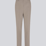 Gale straight pants i farven Satelite er en herreinspireret buks med lige, smalle ben. Buksens design holdes klassisk med pressefolder og en mellemhøj talje. Modellen er 173 cm og har en størrelse S/36 på Indersøm (S/36): 82 cm Bukserne forlænges med 0,5 cm for hver størrelse.
