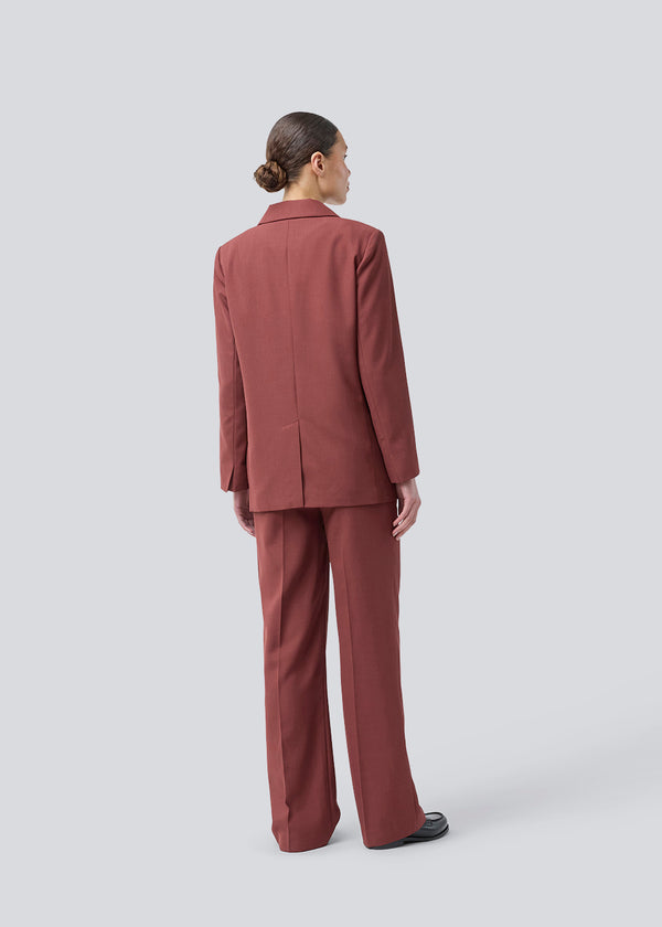 GaleMD 2 blazer i rød har det klassiske og velkendte Gale-design, men i en lettere kvalitet. Blazeren har knaplukning fortil og en brystlomme i venstre side. Modellen er 175 cm og har en størrelse S/36 på.