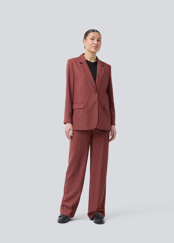 GaleMD 2 blazer i rød har det klassiske og velkendte Gale-design, men i en lettere kvalitet. Blazeren har knaplukning fortil og en brystlomme i venstre side. Modellen er 175 cm og har en størrelse S/36 på.