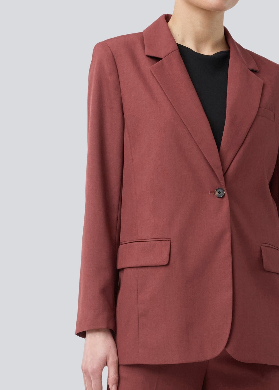 GaleMD 2 blazer i rød har det klassiske og velkendte Gale-design, men i en lettere kvalitet. Blazeren har knaplukning fortil og en brystlomme i venstre side. Modellen er 175 cm og har en størrelse S/36 på.