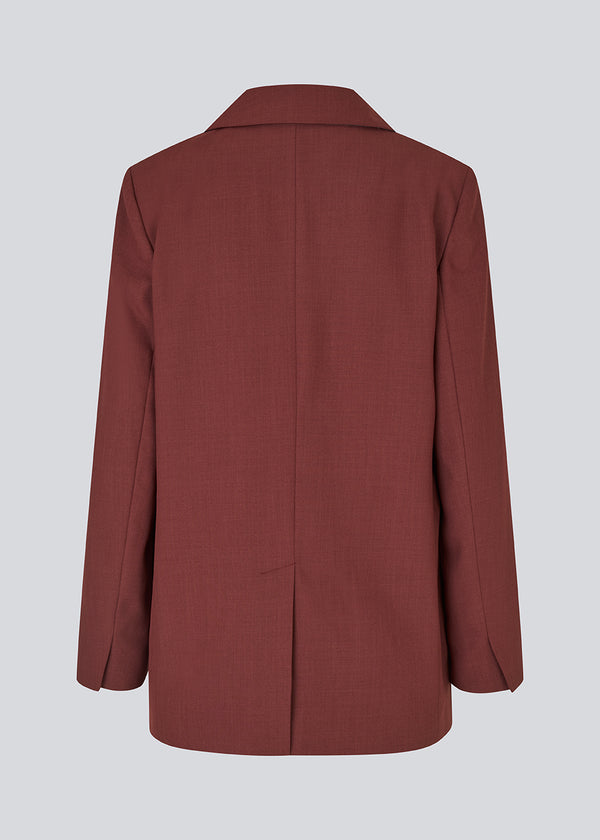 GaleMD 2 blazer i rød har det klassiske og velkendte Gale-design, men i en lettere kvalitet. Blazeren har knaplukning fortil og en brystlomme i venstre side. Modellen er 175 cm og har en størrelse S/36 på.