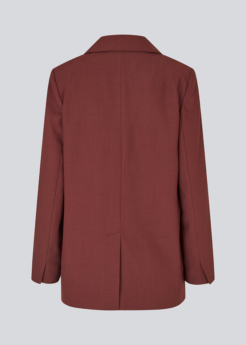 GaleMD 2 blazer i rød har det klassiske og velkendte Gale-design, men i en lettere kvalitet. Blazeren har knaplukning fortil og en brystlomme i venstre side. Modellen er 175 cm og har en størrelse S/36 på.