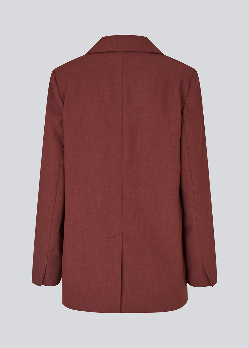 GaleMD 2 blazer i rød har det klassiske og velkendte Gale-design, men i en lettere kvalitet. Blazeren har knaplukning fortil og en brystlomme i venstre side. Modellen er 175 cm og har en størrelse S/36 på.