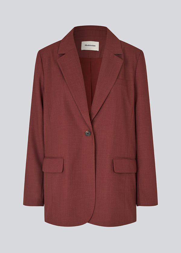 GaleMD 2 blazer i rød har det klassiske og velkendte Gale-design, men i en lettere kvalitet. Blazeren har knaplukning fortil og en brystlomme i venstre side. Modellen er 175 cm og har en størrelse S/36 på.
