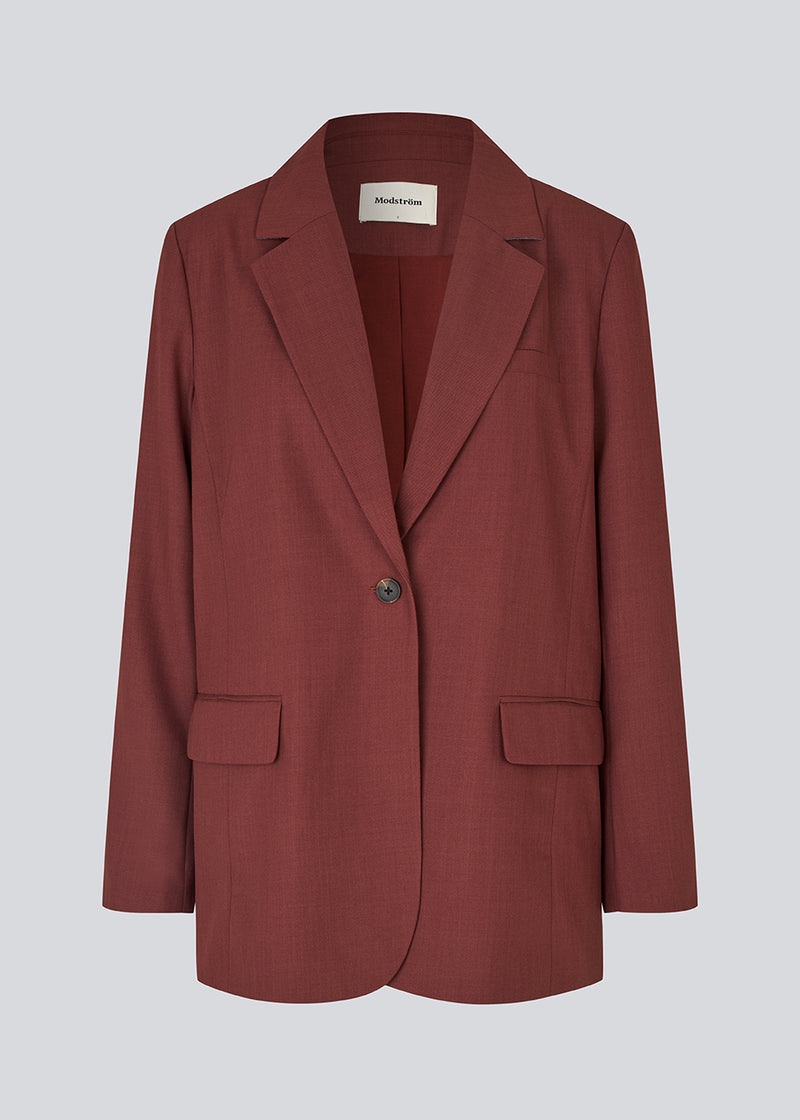 GaleMD 2 blazer i rød har det klassiske og velkendte Gale-design, men i en lettere kvalitet. Blazeren har knaplukning fortil og en brystlomme i venstre side. Modellen er 175 cm og har en størrelse S/36 på.