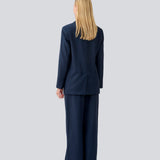 Mørkeblå bukser i vores klassiske Gale-design, men i en lettere kvalitet. GaleMD 2 wide pants har lige, vide ben med læg og sidelommer.