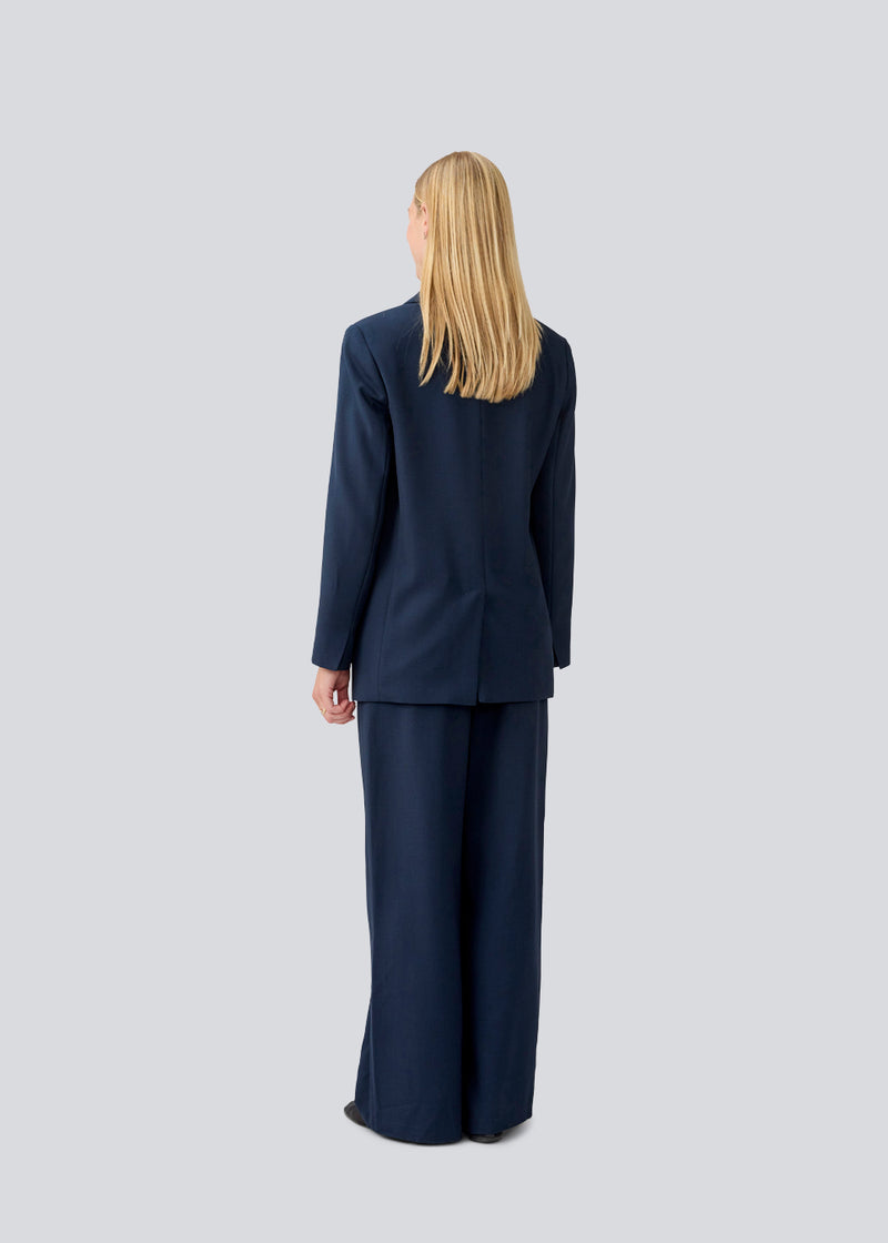 Mørkeblå bukser i vores klassiske Gale-design, men i en lettere kvalitet. GaleMD 2 wide pants har lige, vide ben med læg og sidelommer.