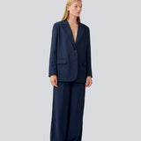Mørkeblå bukser i vores klassiske Gale-design, men i en lettere kvalitet. GaleMD 2 wide pants har lige, vide ben med læg og sidelommer.