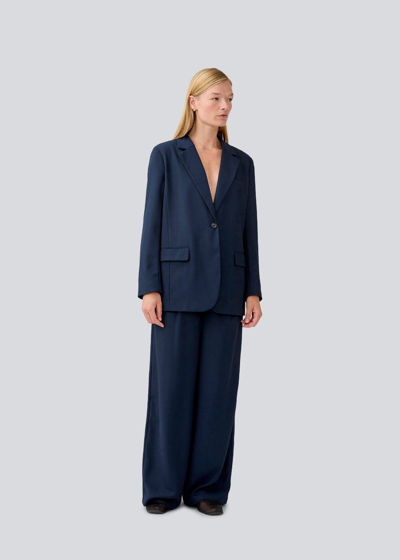 Mørkeblå bukser i vores klassiske Gale-design, men i en lettere kvalitet. GaleMD 2 wide pants har lige, vide ben med læg og sidelommer.