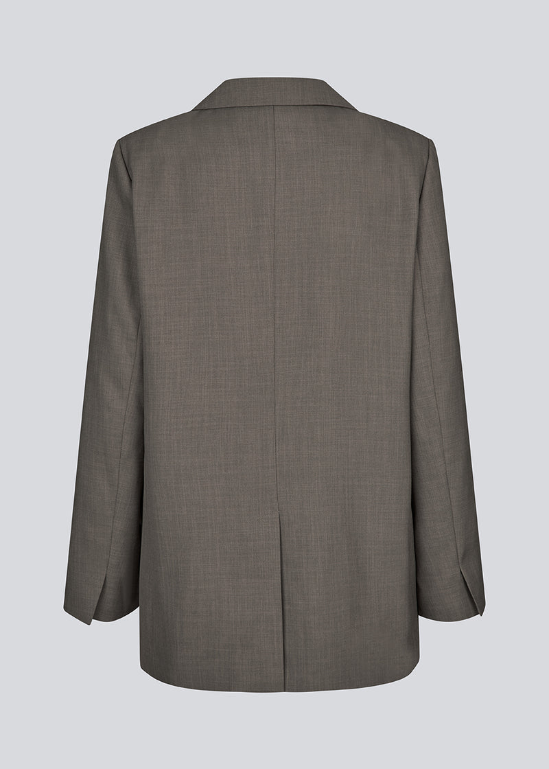 GaleMD 2 blazer har det klassiske og velkendte Gale-design, men i en lettere kvalitet. Blazeren har knaplukning fortil og en brystlomme i venstre side.&nbsp;
