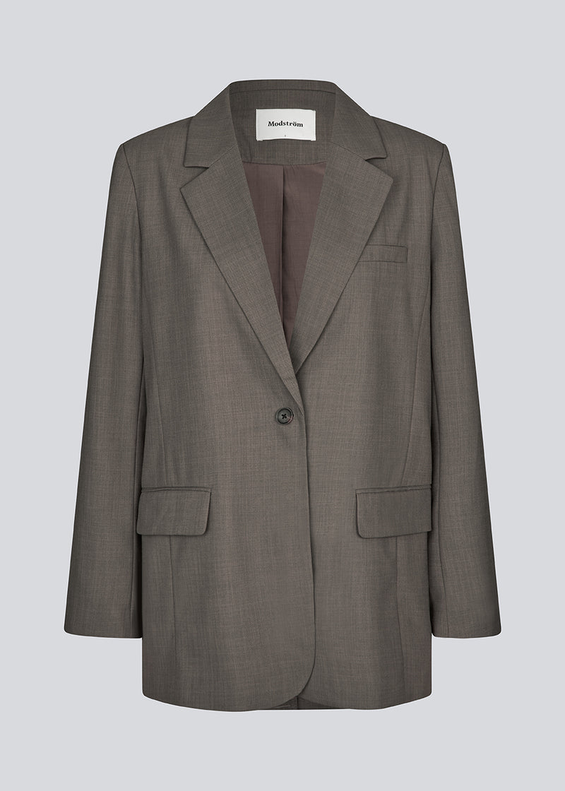 GaleMD 2 blazer har det klassiske og velkendte Gale-design, men i en lettere kvalitet. Blazeren har knaplukning fortil og en brystlomme i venstre side.&nbsp;