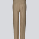 GaleMD 2 pants i lys brun har det klassiske Gale-design, men i en lettere kvalitet. Buksen har lige, vide ben med pressefolder som skaber et elegant udtryk. Modellen er 175 cm og har en størrelse S/36 på.