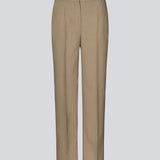 GaleMD 2 pants i lys brun har det klassiske Gale-design, men i en lettere kvalitet. Buksen har lige, vide ben med pressefolder som skaber et elegant udtryk. Modellen er 175 cm og har en størrelse S/36 på.