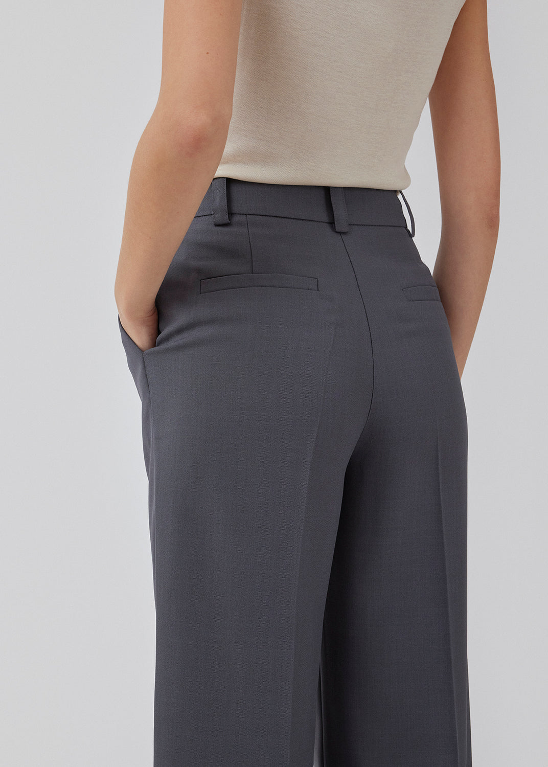 GaleMD 2 pants i grå har det klassiske Gale-design, men i en lettere kvalitet. Buksen har lige, vide ben med pressefolder som skaber et elegant udtryk. Modellen er 175 cm og har en størrelse S/36 på.