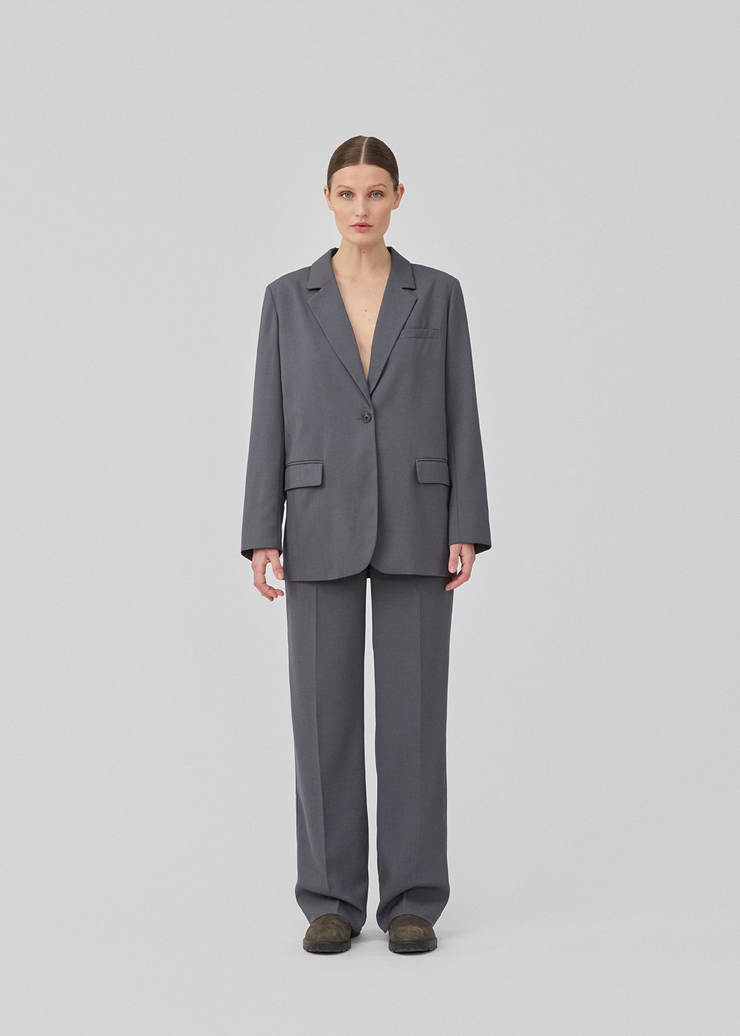 GaleMD 2 pants i grå er inspireret af vores klassiske Gale-design, men i en lettere kvalitet. Bukserne er en smule kortere end vores originale Gale pants og måler: 81 cm i small i inseam. Målene går op/ned med 0,5 cm pr. størrelse.