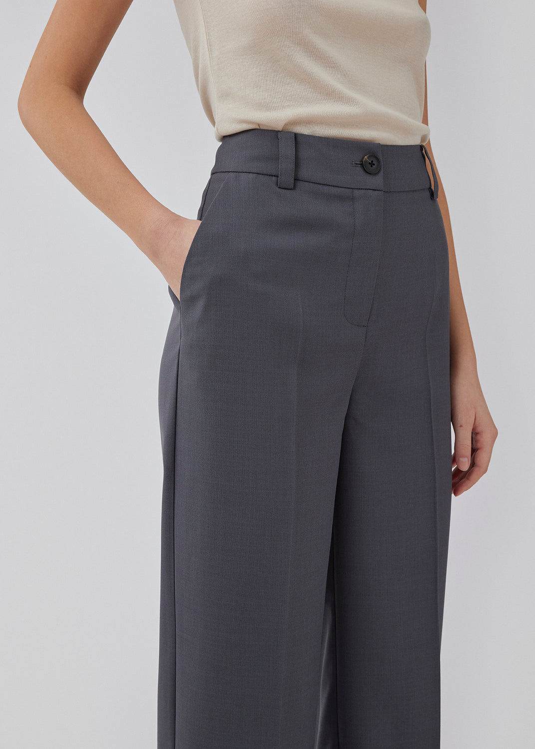 GaleMD 2 pants i grå har det klassiske Gale-design, men i en lettere kvalitet. Buksen har lige, vide ben med pressefolder som skaber et elegant udtryk. Modellen er 175 cm og har en størrelse S/36 på.