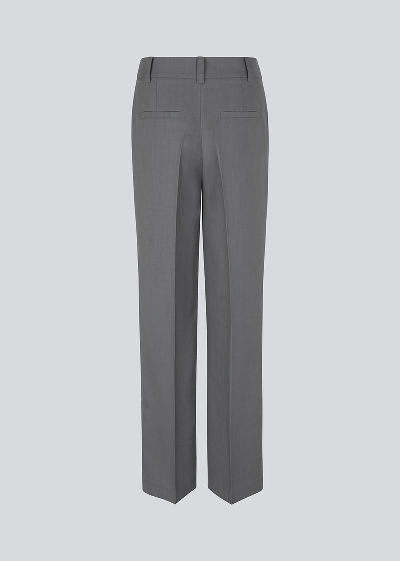 GaleMD 2 pants i grå har det klassiske Gale-design, men i en lettere kvalitet. Buksen har lige, vide ben med pressefolder som skaber et elegant udtryk. Modellen er 175 cm og har en størrelse S/36 på.