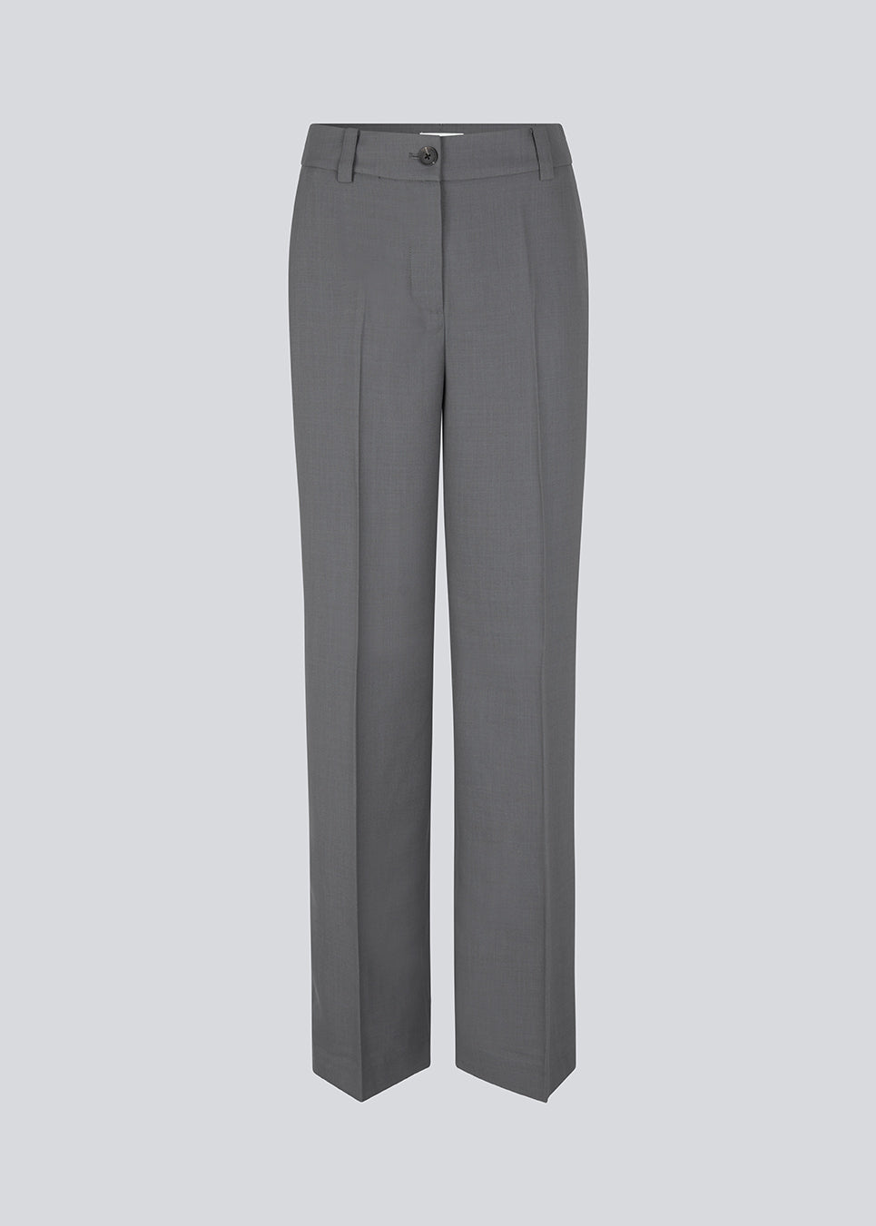 GaleMD 2 pants i grå har det klassiske Gale-design, men i en lettere kvalitet. Buksen har lige, vide ben med pressefolder som skaber et elegant udtryk. Modellen er 175 cm og har en størrelse S/36 på.