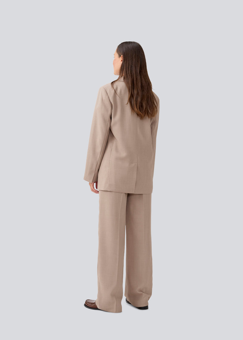 GaleMD 2 pants har det klassiske Gale-design, men i en lettere kvalitet. Buksen har lige, vide ben med pressefolder som skaber et elegant udtryk. 
