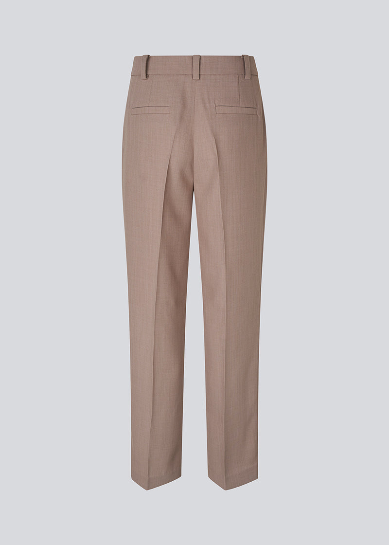 GaleMD 2 pants har det klassiske Gale-design, men i en lettere kvalitet. Buksen har lige, vide ben med pressefolder som skaber et elegant udtryk. 