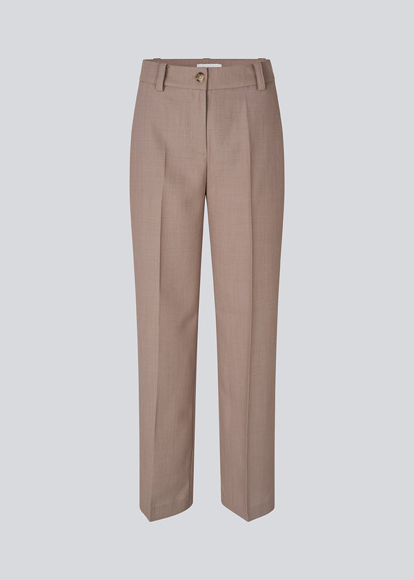 GaleMD 2 pants har det klassiske Gale-design, men i en lettere kvalitet. Buksen har lige, vide ben med pressefolder som skaber et elegant udtryk. 