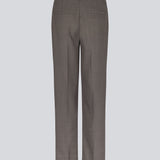 GaleMD 2 pants i brun har det klassiske Gale-design, men i en lettere kvalitet. Buksen har lige, vide ben med pressefolder som skaber et elegant udtryk.&nbsp;