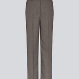GaleMD 2 pants i brun har det klassiske Gale-design, men i en lettere kvalitet. Buksen har lige, vide ben med pressefolder som skaber et elegant udtryk.&nbsp;