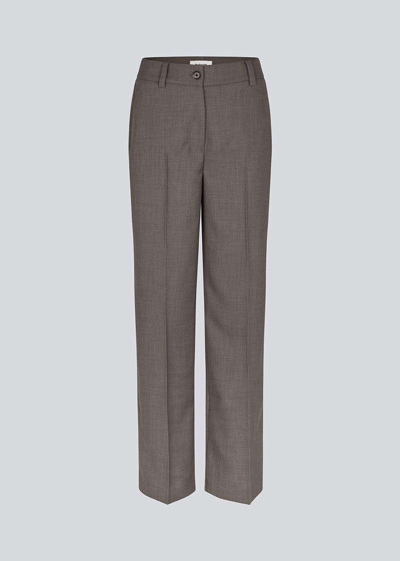 GaleMD 2 pants i brun har det klassiske Gale-design, men i en lettere kvalitet. Buksen har lige, vide ben med pressefolder som skaber et elegant udtryk.&nbsp;