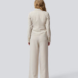 GaleMD 2 short blazer i lys beige har det klassiske Gale-design, men i en lettere kvalitet. Blazeren er let cropped, figursyet, har knaplukning og to lommer fortil.&nbsp;