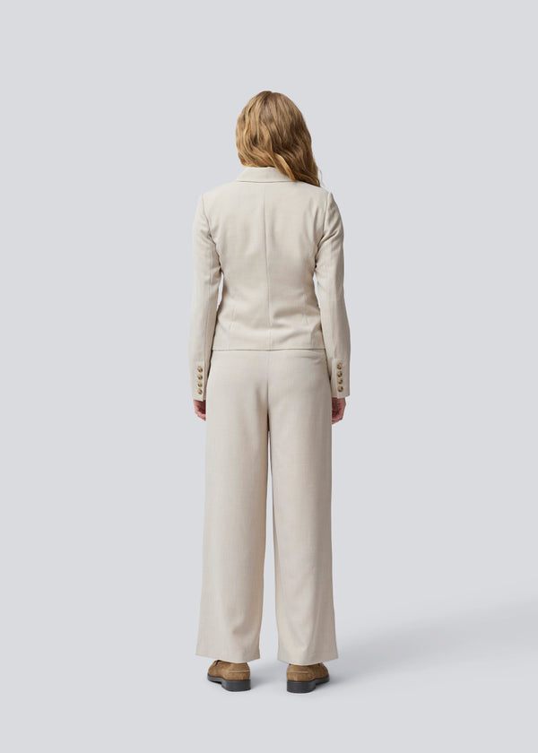 GaleMD 2 short blazer i lys beige har det klassiske Gale-design, men i en lettere kvalitet. Blazeren er let cropped, figursyet, har knaplukning og to lommer fortil.&nbsp;