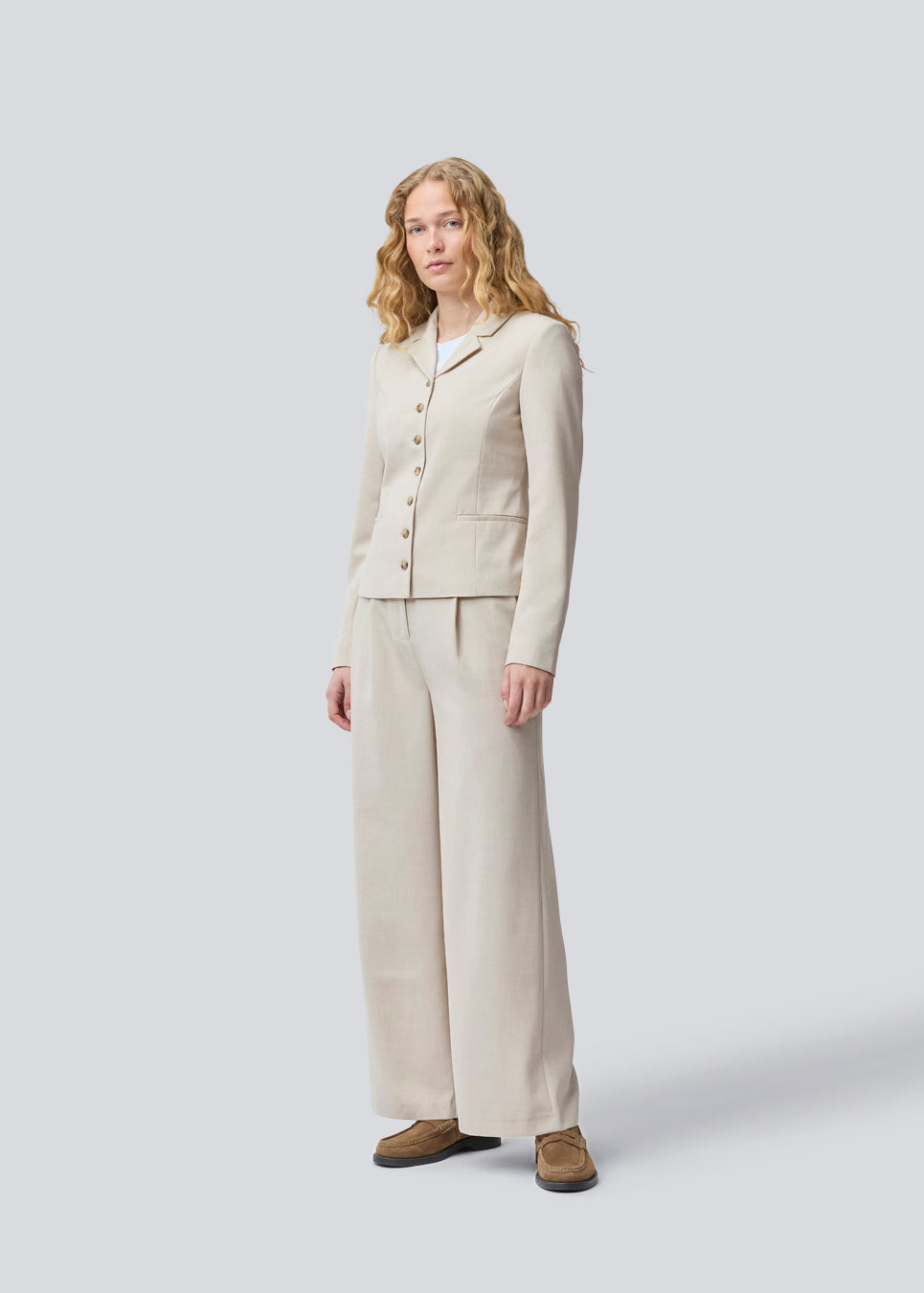 GaleMD 2 short blazer i lys beige har det klassiske Gale-design, men i en lettere kvalitet. Blazeren er let cropped, figursyet, har knaplukning og to lommer fortil.&nbsp;