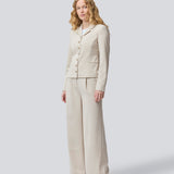 GaleMD 2 short blazer i lys beige har det klassiske Gale-design, men i en lettere kvalitet. Blazeren er let cropped, figursyet, har knaplukning og to lommer fortil.&nbsp;