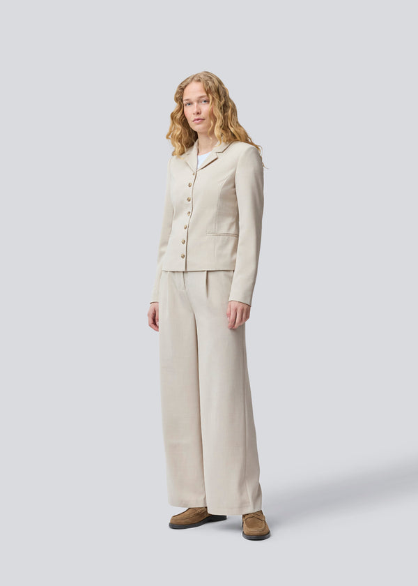 GaleMD 2 short blazer i lys beige har det klassiske Gale-design, men i en lettere kvalitet. Blazeren er let cropped, figursyet, har knaplukning og to lommer fortil.&nbsp;