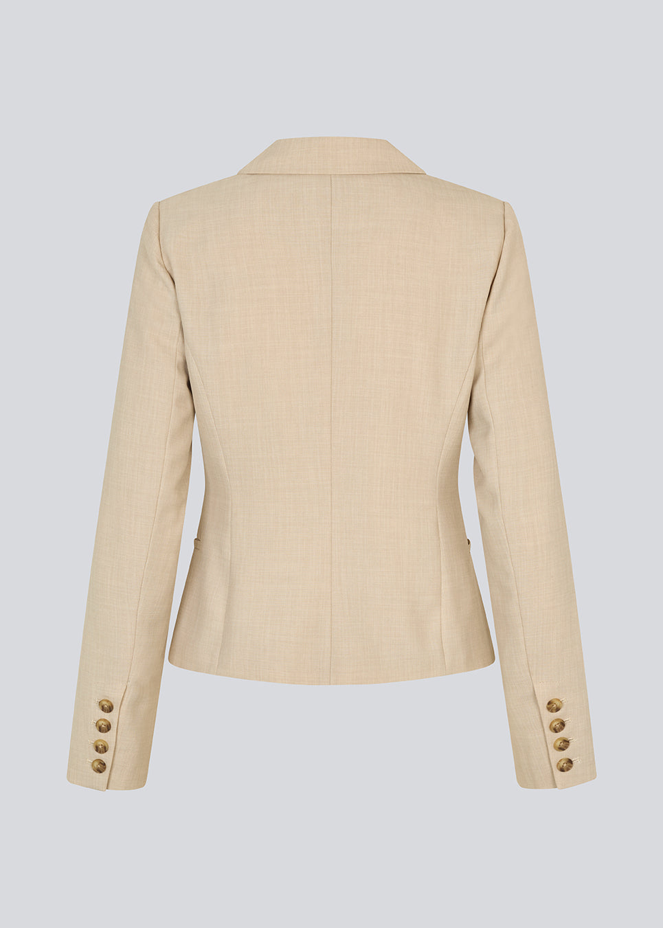 GaleMD 2 short blazer i lys beige har det klassiske Gale-design, men i en lettere kvalitet. Blazeren er let cropped, figursyet, har knaplukning og to lommer fortil.&nbsp;