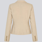 GaleMD 2 short blazer i lys beige har det klassiske Gale-design, men i en lettere kvalitet. Blazeren er let cropped, figursyet, har knaplukning og to lommer fortil.&nbsp;