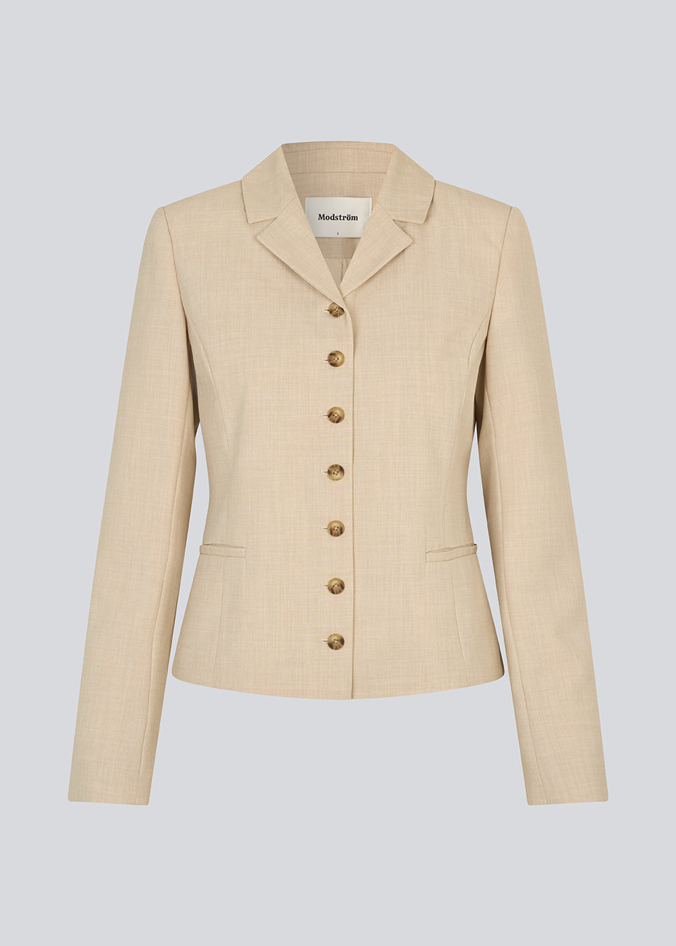 GaleMD 2 short blazer i lys beige har det klassiske Gale-design, men i en lettere kvalitet. Blazeren er let cropped, figursyet, har knaplukning og to lommer fortil.&nbsp;