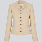 GaleMD 2 short blazer i lys beige har det klassiske Gale-design, men i en lettere kvalitet. Blazeren er let cropped, figursyet, har knaplukning og to lommer fortil.&nbsp;
